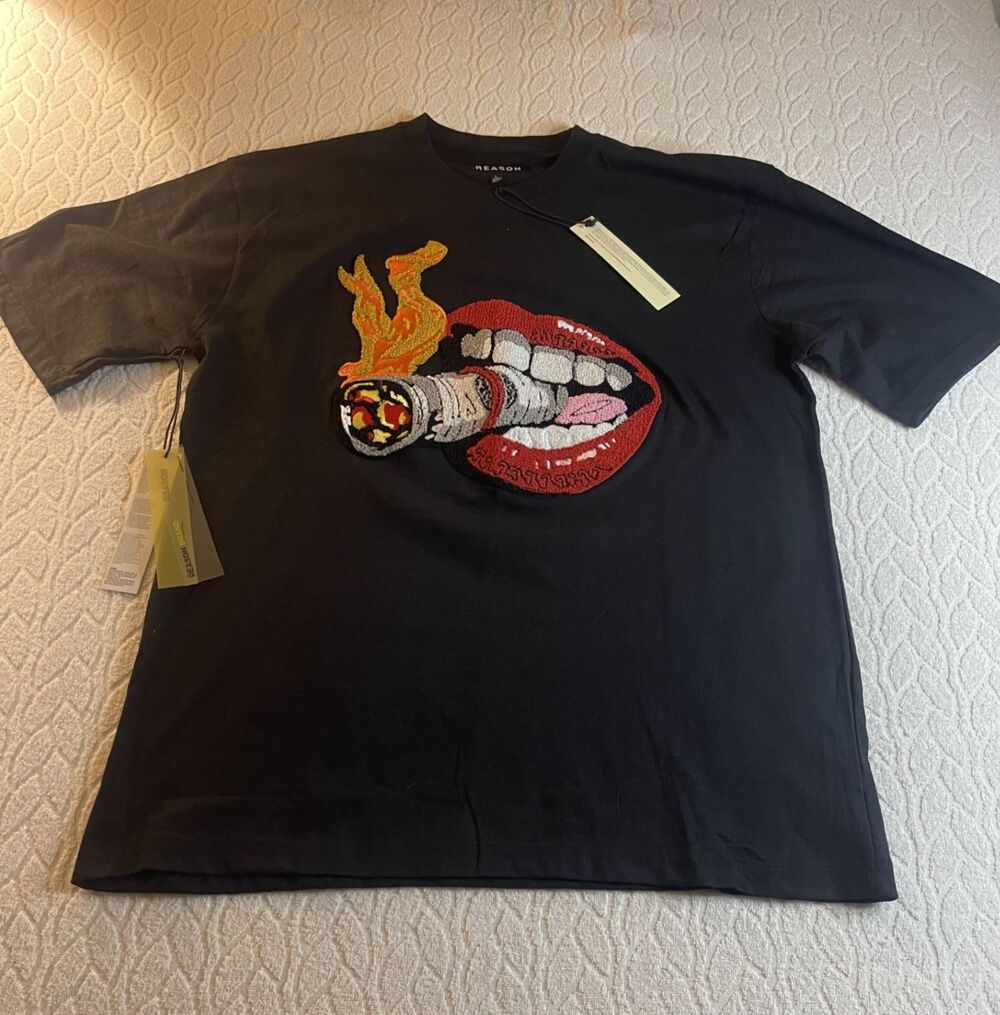 REASON Sz LARGE  MEN'S GRAPIC T-SHIRT EMBROIDERED RED LIPS W/CIGAR